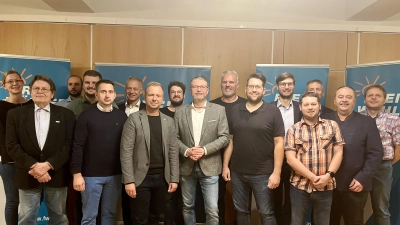 Nach den Neuwahlen gab&#39;s das Gruppenfoto mit (von links): Lisa Dotzler (Beisitzerin), Günther Frieser (Kassier), Maximilian Pech (Beisitzer), Christoph Ziegler (Beisitzer), Manuel Plößner (Beisitzer), Thorsten Grädler (Pressesprecher), MdL Bernhard Heinisch, Alexander Pömsl (Schriftführer), Hans Martin Grötsch (Kreisvorsitzender), Thomas Wagner (stellvertretender Kreisvorsitzender), Stefan Kroher (stellvertretender Kreisvorsitzender), Christopher Würz (Beisitzer), Manuel Kempa (Kassenprüfer), Albert Geitner (stellvertretender Kreisvorsitzender), Peter Dotzler (stellvertretender Kreisvorsitzender) und Georg Finster (Delegierter) (Bild: Hans-Martin Schertl)