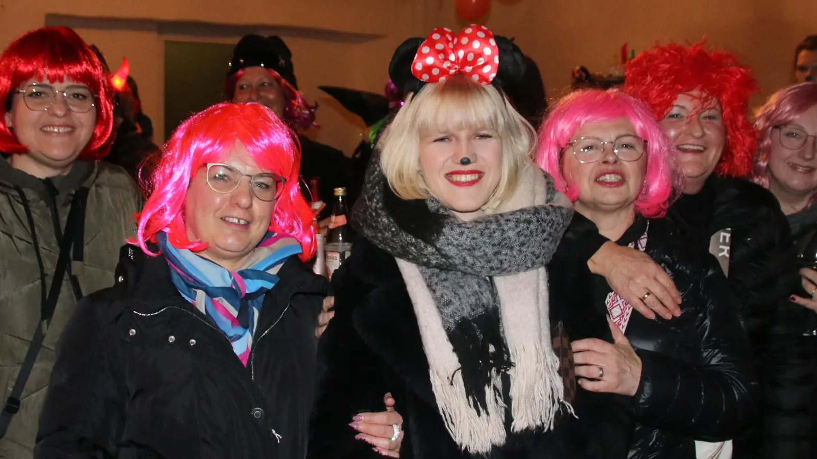 Vorsitzende Susanne Schnabel (Zweite von links) und ihre Frauen-Union rockten den Weiberfasching. (Bild: sne)