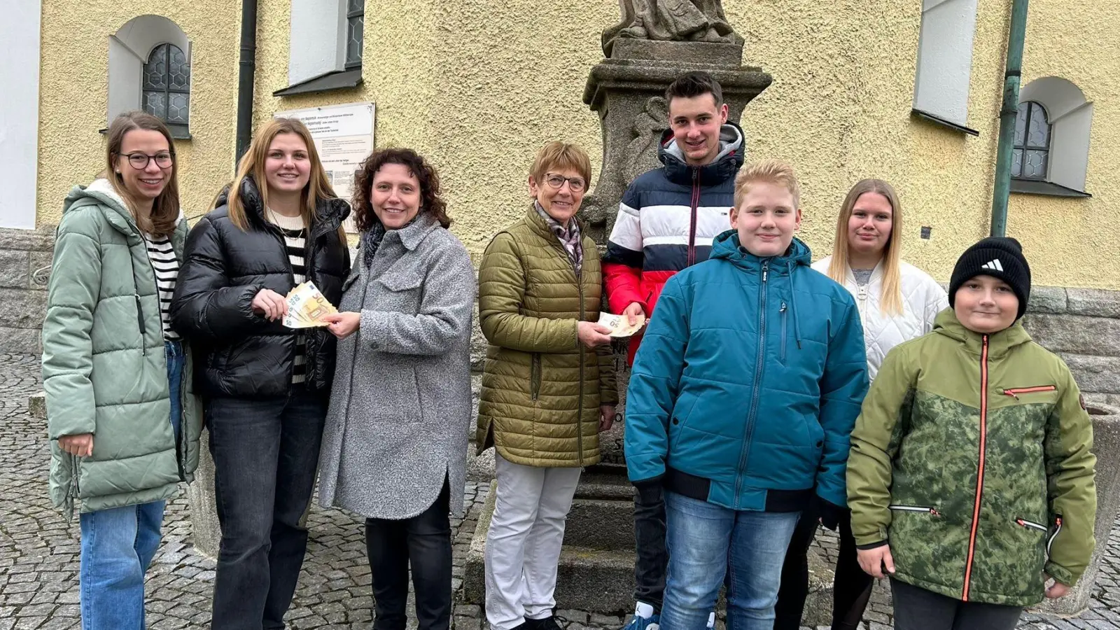 Vorsitzende Ramona Roderer und Kassiererin Rita Forster mit den Ministranten.  (Bild: Tanja Schedl)