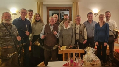 Ehrenhornmeisters Albert Furtner mit den Gratulanten (Bild: Ulrike Furtner)