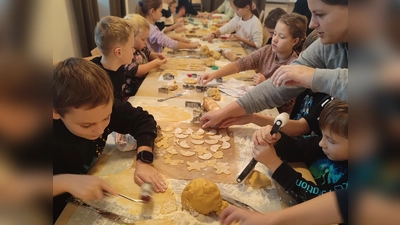 Mit Feuereifer sind die Kinder dabei, den Teig auszurollen und Plätzchen auszustechen. (Bild: exb/Lisa Völkl/Kolping)