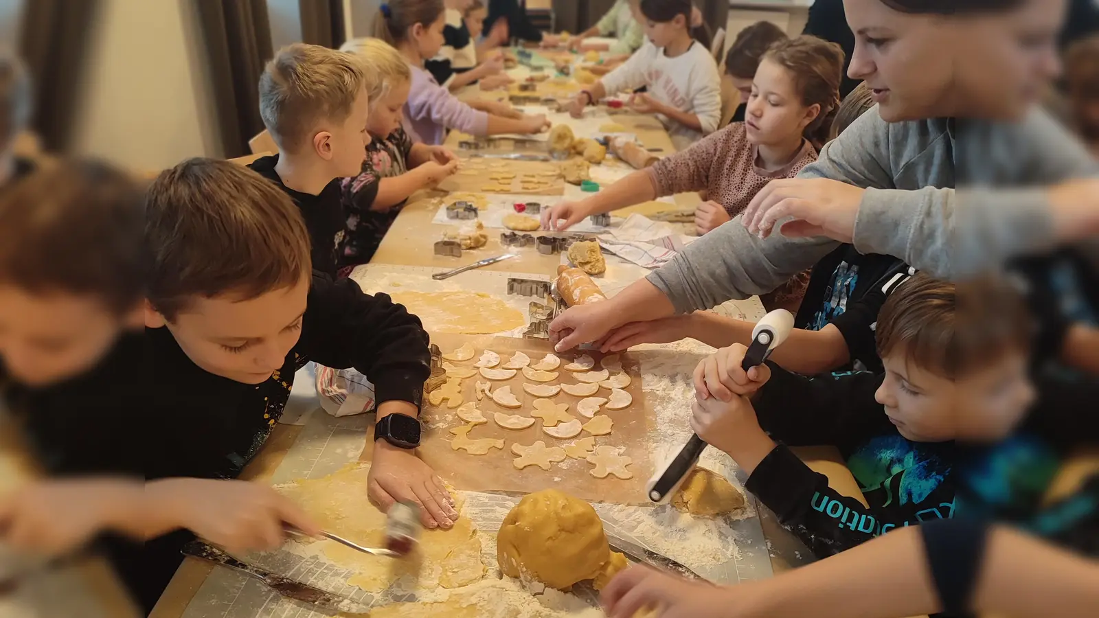 Mit Feuereifer sind die Kinder dabei, den Teig auszurollen und Plätzchen auszustechen. (Bild: exb/Lisa Völkl/Kolping)