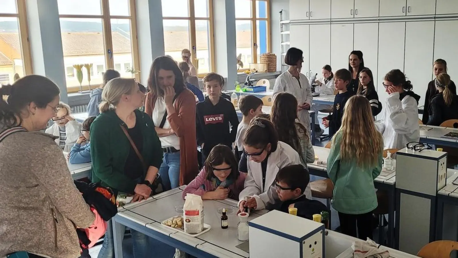 Großer Andrang herrscht beim Tag der offenen Tür am Nabburger Gymnasium. (Bild: Andreas Fröhlich)