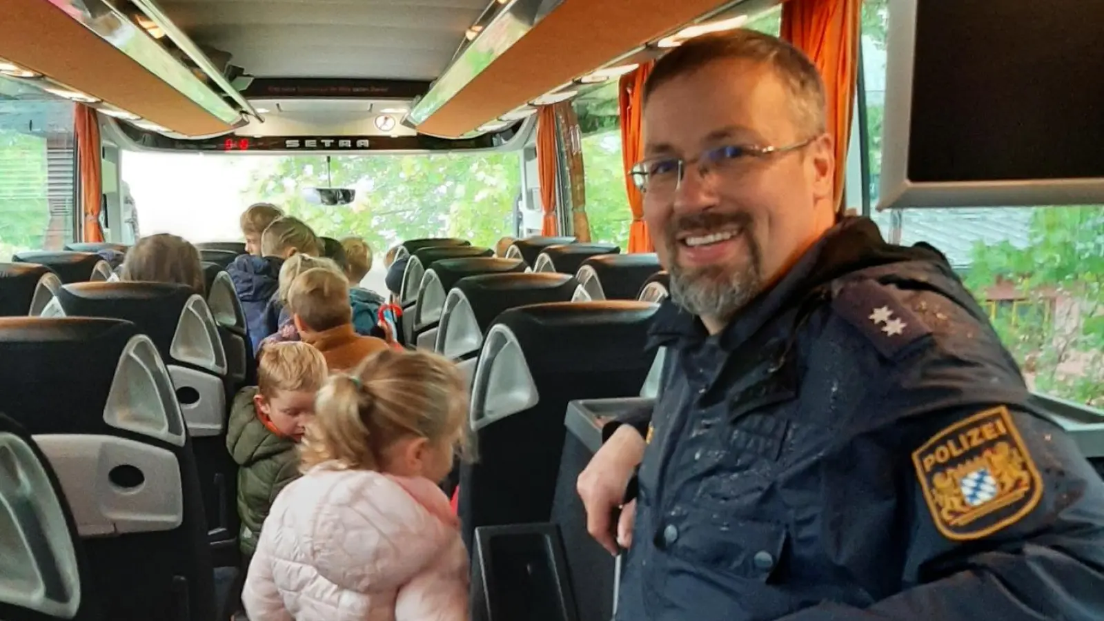 Im Bus muss jeder sitzen und sich anschnallen. (Bild: Beate Koch)