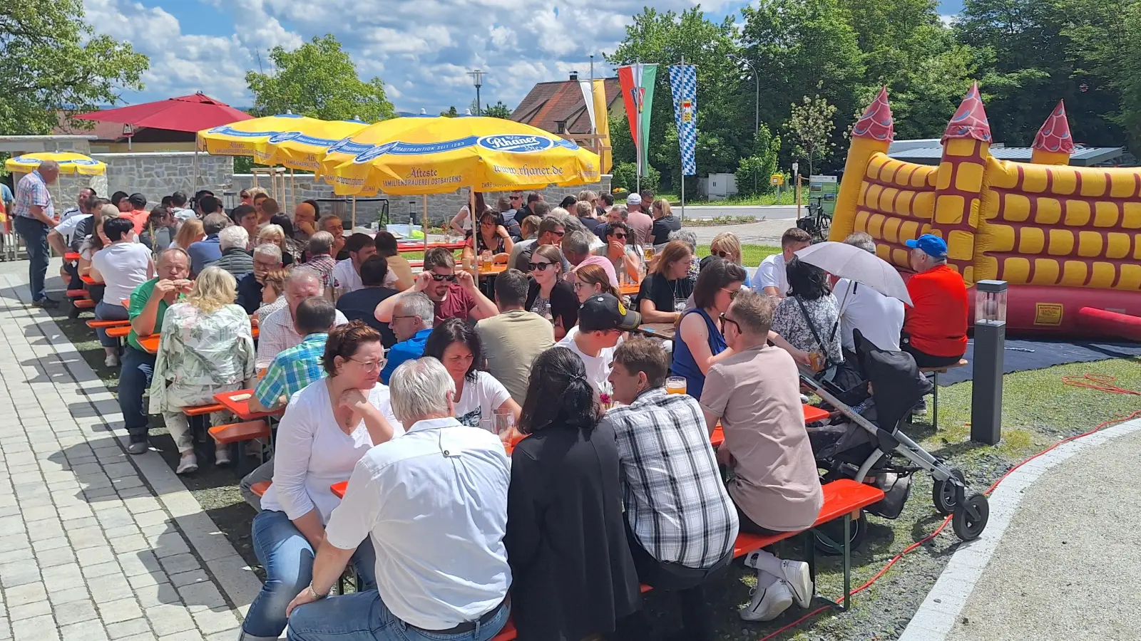 Die Freie Wählergemeinschaft Thanstein hat am Pfingstmontag auf dem neuen Dorfplatz einen Frühschoppen veranstaltet. (Bild: Matthias Niebauer)