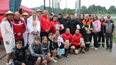 Dauerbrenner statt Lattenkracher: Das Trabitzer Gaudi-Elfmeter-Turnier hat längst einen festen Platz im regionalen Eventkalender. Der Siegespreis blieb heuer in Trabitz, wo die „Cleveren Rabauken” der Spielvereinigung (in roten Trikots) die größte Treffsicherheit unter den 20 fünfköpfigen Teams aus der Kulmregion bewiesen. (Bild: Bernhard Piegsa)