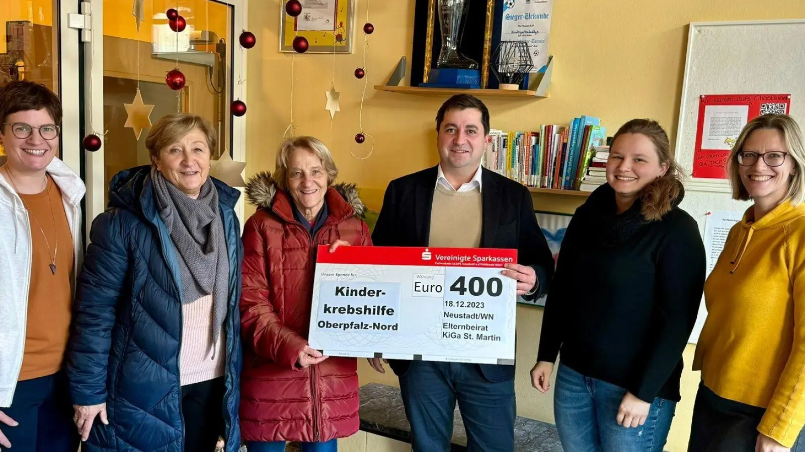 Kita-Leitung Theresa Uhl, Marcus Zimmer, der Vorsitzende des Elternbeirates, Katrin Schell und Michaela Schön überreichen Petra Troppmann und Jutta Harbig (Zweite und Dritte von links) von der Kinderkrebshilfe den Scheck über 400 Euro. (von links nach rechts) (Bild: krb)