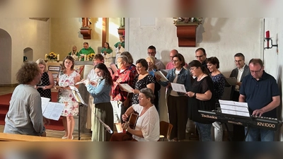 Der ehemalige Immenreuther Jugendchor, der nach 30 Jahren sich zu einem Wiedersehen in der Immenreuther Herz-Jesu-Pfarrkirche traf. Gemeinsame Erinnerungen wurden im Anschluss beim Bürgerfest aufgefrischt. (Bild: Roman Melzner)