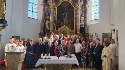 Das Bild zeigt die 18 Jubelpaare mit Pfarrer Sagai, Gemeindereferentin Kathrin Blödt und den Ministranten in der Nikolauskirche in Theuern (Bild: Kathrin Blödt)