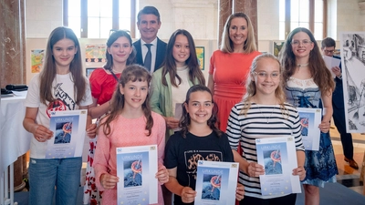 Preisverleihung Bayrische Bundessieger beim Europäischen Wettbewerb 2024. Antonia Irl (Erste von rechts) nahm stolz ihre Urkunde von Bayerns Europaminister Eric Beißwenger (Dritter von links) und Kultusministerin Anna Stolz (hinten, Zweite von rechts) entgegen.<br>  (Bild: Bayerische Staatskanzlei)