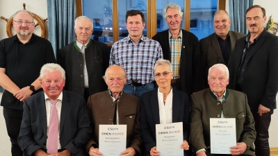 Die CSU Weiden-Ost mit Vorsitzenden Hans Forster (sitzend, links) ehrt langjährige Mitglieder in der Jahreshauptversammlung.  (Bild: CSU Ortsverband Weiden-Ost/Forster/exb)