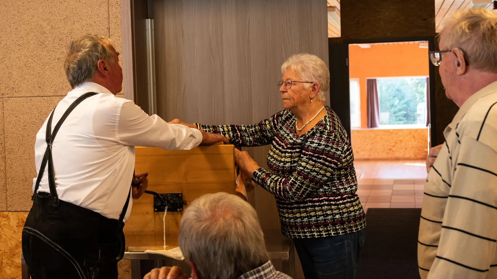 Ausbuttern: links Leonhard Bayerl und Barbara Albang. (Bild: Michael Welnhofer)