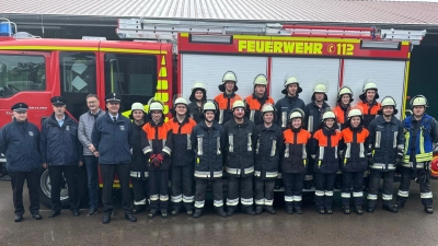 19 Feuerwehrdienstleistende der Feuerwehr Stulln bestehen das Leistungsabzeichens „Technische Hilfeleistung”. (Bild: Peter Wilhelm)