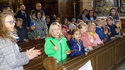 Auch mit Rhythmusinstrumenten können die Mädchen und Buben des Michelfelder Kindergartens St. Otto gut umgehen. Links Kindergartenleiterin Christine Sporrer. (Bild: Markus Müller)