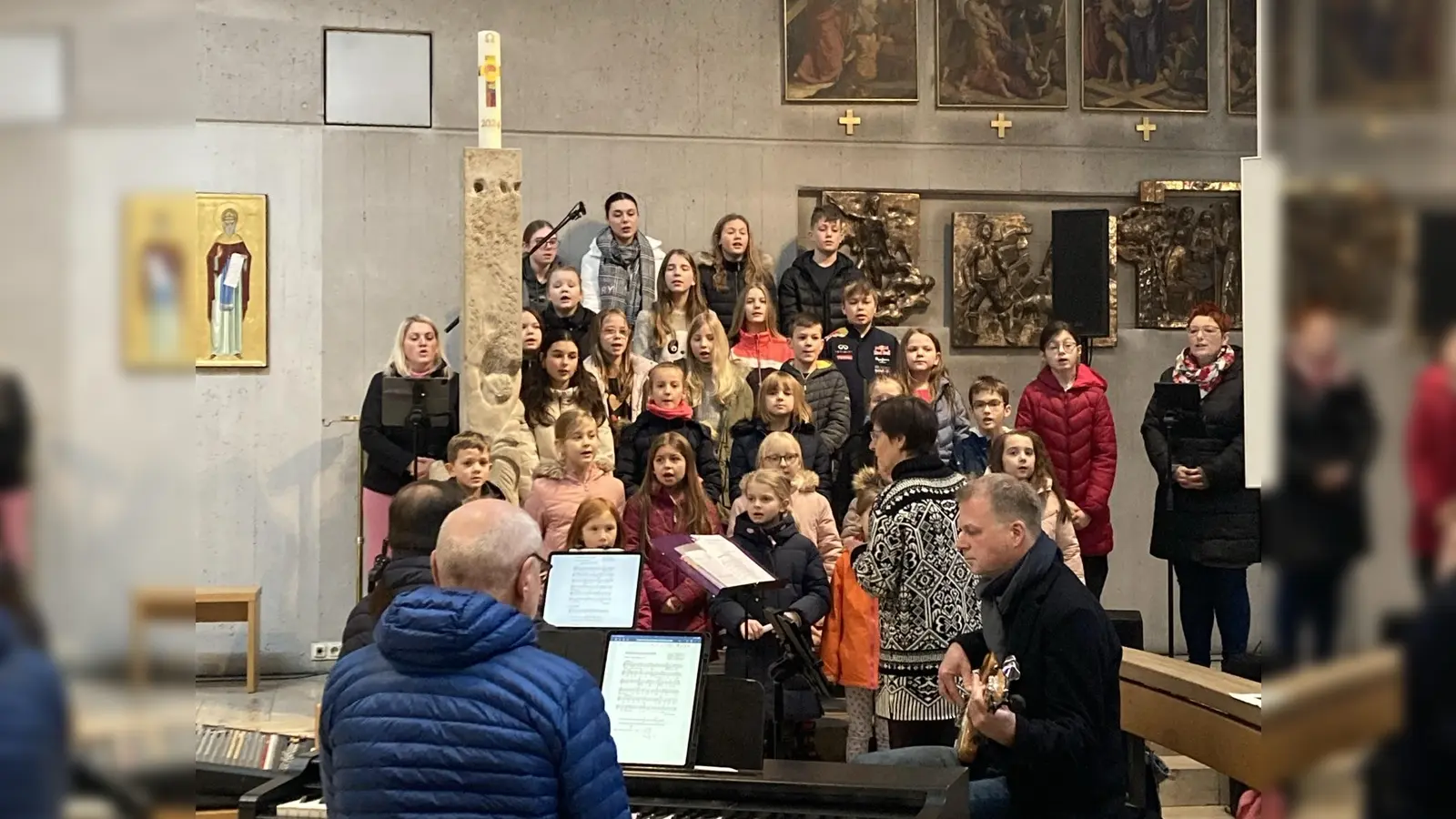 Die „kleinen und großen” Sängerinnen und Sänger des Chores mit den Instrumentalisten (Bild: Elisabeth Harlander)