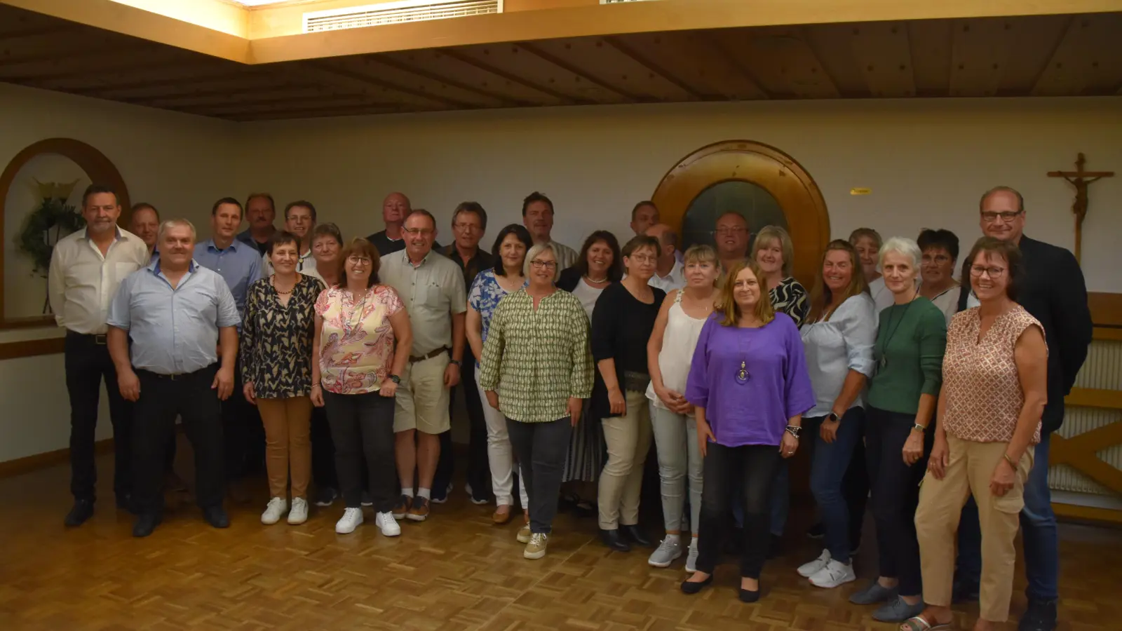 Gruppenfoto der ehemaligen Schüler mit ihrem ehemaligen Lehrer Herrn Zaremba bei Klassentreffen im Gasthaus Zehenbartel. (Bild: Michael Schirdewahn)