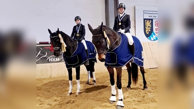 Links Matilda Schraml auf ihrem Pferd Replay und Isabell Keßl auf Guccimo (rechts)  (Bild: Birgit Schraml)