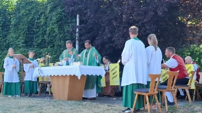 Pfarrer Pater Anish George und Diakon Rudi Hoffmann zepebrierten den Gottesdienst im Pfarrgarten. Johannes Prechtl (sitzend rechts) umrahmte mit der Fichtelgebirgskapelle Ebnath den Gottesdienst musikalisch.  (Bild: Josef Söllner)