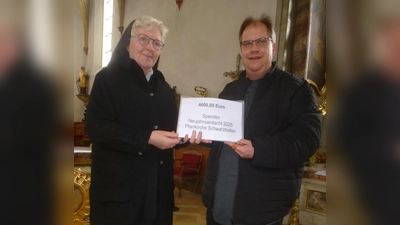 Pfarrer Markus Urban bei der Spendenübergabe an Schwester Veronika.  (Bild: Adolf Mandl)