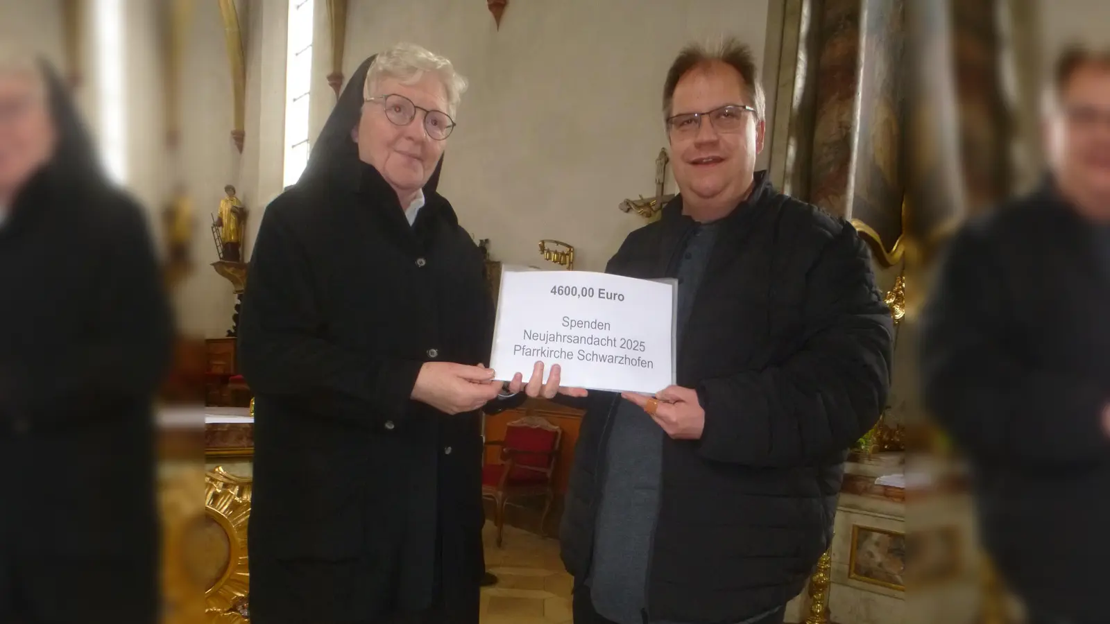 Pfarrer Markus Urban bei der Spendenübergabe an Schwester Veronika.  (Bild: Adolf Mandl)