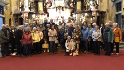 Die Reisegruppe vor dem Altar in der Pfarrkirche in Klatovy  (Bild: Gudrun Sirtl)