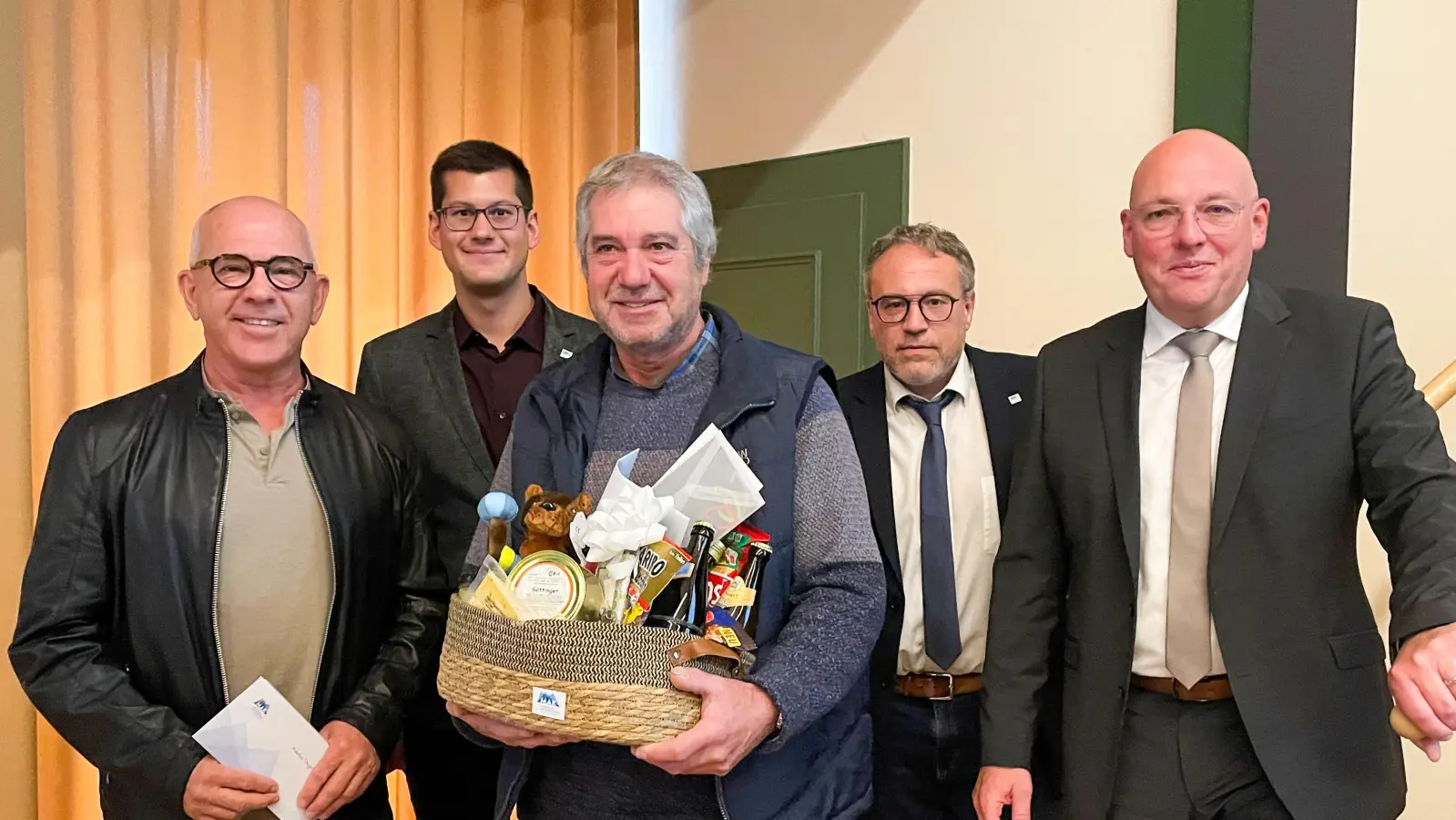 Auf dem Bild (von rechts): Oberbürgermeister Oliver Weigel, Markus Brand (Vorstand des Kommunalunternehmens Marktredwitz), Reiner Purucker, Florian Schrott (Personalratsvorsitzender des Kommunalunternehmens) und Hubert Weigert. (Bild: Anja Peltzer)