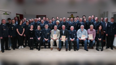 Ehrungen und Auszeichnungen stehen im Mittepunkt des Kameradschaftsabend bei der Feuerwehr Freihung. Sitzend mit Urkunde (von links): Hans Kohl, Georg Kohl, Ehrenvorsitzender Günther Ernst, Hans Krapf und Dietmar Köhler. (Bild: rab)