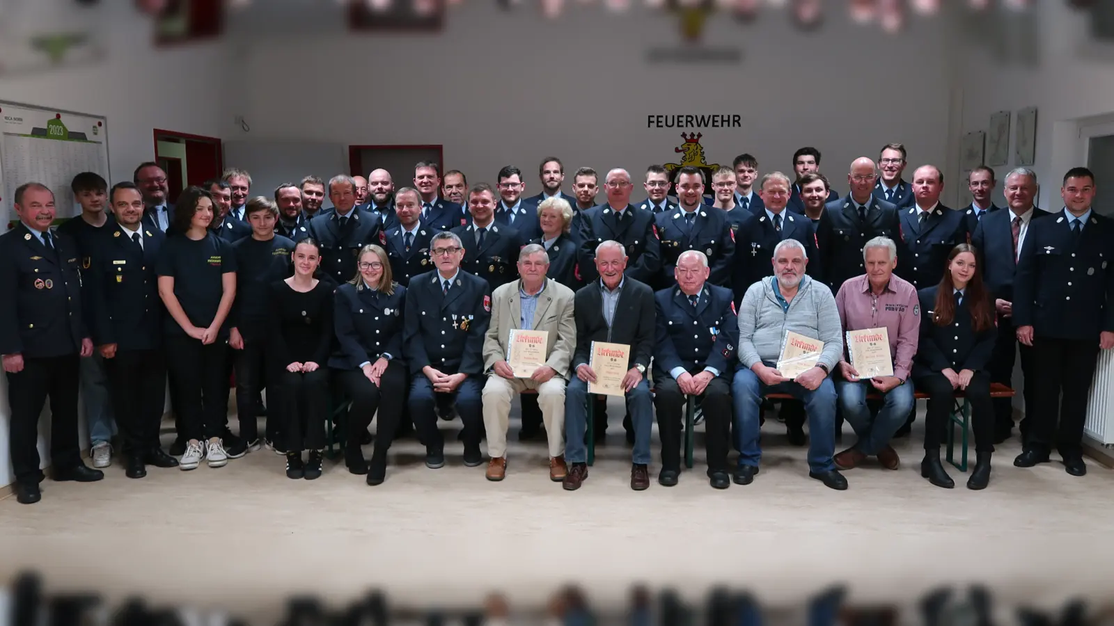 Ehrungen und Auszeichnungen stehen im Mittepunkt des Kameradschaftsabend bei der Feuerwehr Freihung. Sitzend mit Urkunde (von links): Hans Kohl, Georg Kohl, Ehrenvorsitzender Günther Ernst, Hans Krapf und Dietmar Köhler. (Bild: rab)