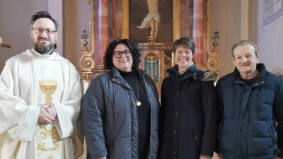 Pfarrer Johannes Arweck (links) stellt in Illschwang die neue Kirchenverwaltung vor: (von rechts) Kirchenpfleger Peter Falk, Christine Hollweck und Pia Huber; es fehlt Markus Riederer Freiherr von Paar (Bild: Norbert Weis)