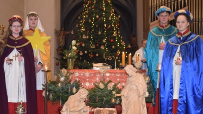 Beim Aussendungsgottesdienst an Neujahr statteten die Sternsinger zunächst noch einmal dem Christkind in der Krippe der Pfarrkirche einen Besuch ab.  (Bild: Wolfgang Schöpf)