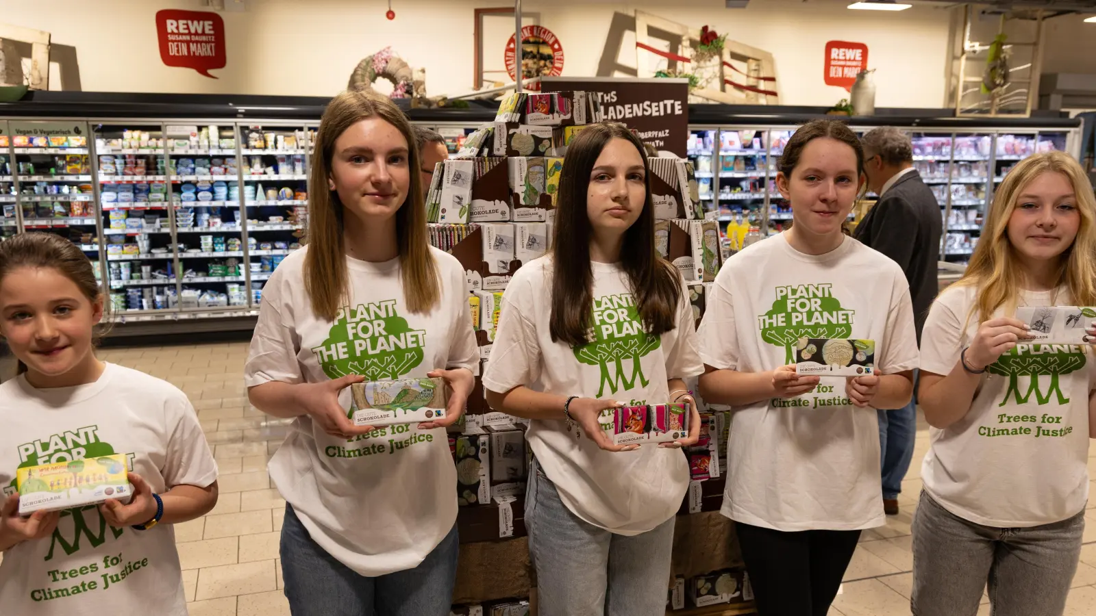 Die Künstlerinnen mit ihren jeweiligen Werken: (von links) Lara Grabenbauer (Grundschule 3a) und von den Talentklassen der Realschule Hannah Kraus (8), Marie Dietl (9), Anna-Maria Weiß (7) und Emily Faltermeier (10).  (Bild: Roland Wellenhöfer/exb)