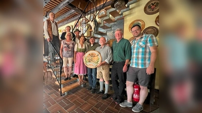 Von links nach rechts: Dr. Günter Gilch, Ludwig Bauer, Thomas Allkofer, Margaret Papadakis, Karin Brandl, Georg Irlbacher, Achim Schallmoser mit der Schützenscheibe, überreicht von Toni Friesenegger (2. Schützenmeister in Schliersee) und Alexander Klier.  (Bild: Rudi Bronold)