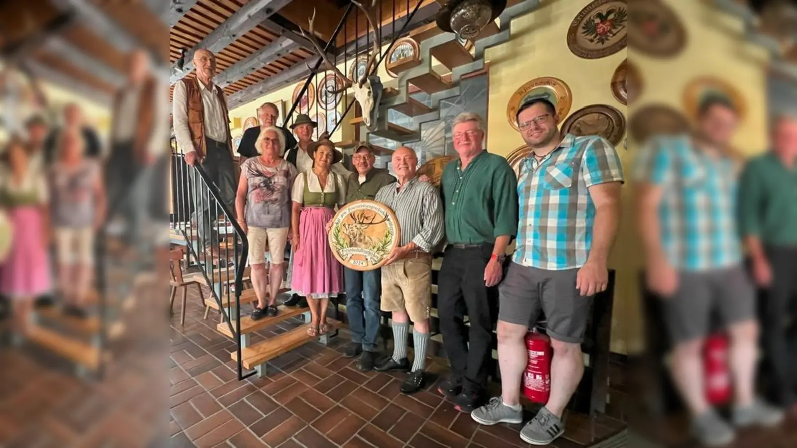 Von links nach rechts: Dr. Günter Gilch, Ludwig Bauer, Thomas Allkofer, Margaret Papadakis, Karin Brandl, Georg Irlbacher, Achim Schallmoser mit der Schützenscheibe, überreicht von Toni Friesenegger (2. Schützenmeister in Schliersee) und Alexander Klier.  (Bild: Rudi Bronold)