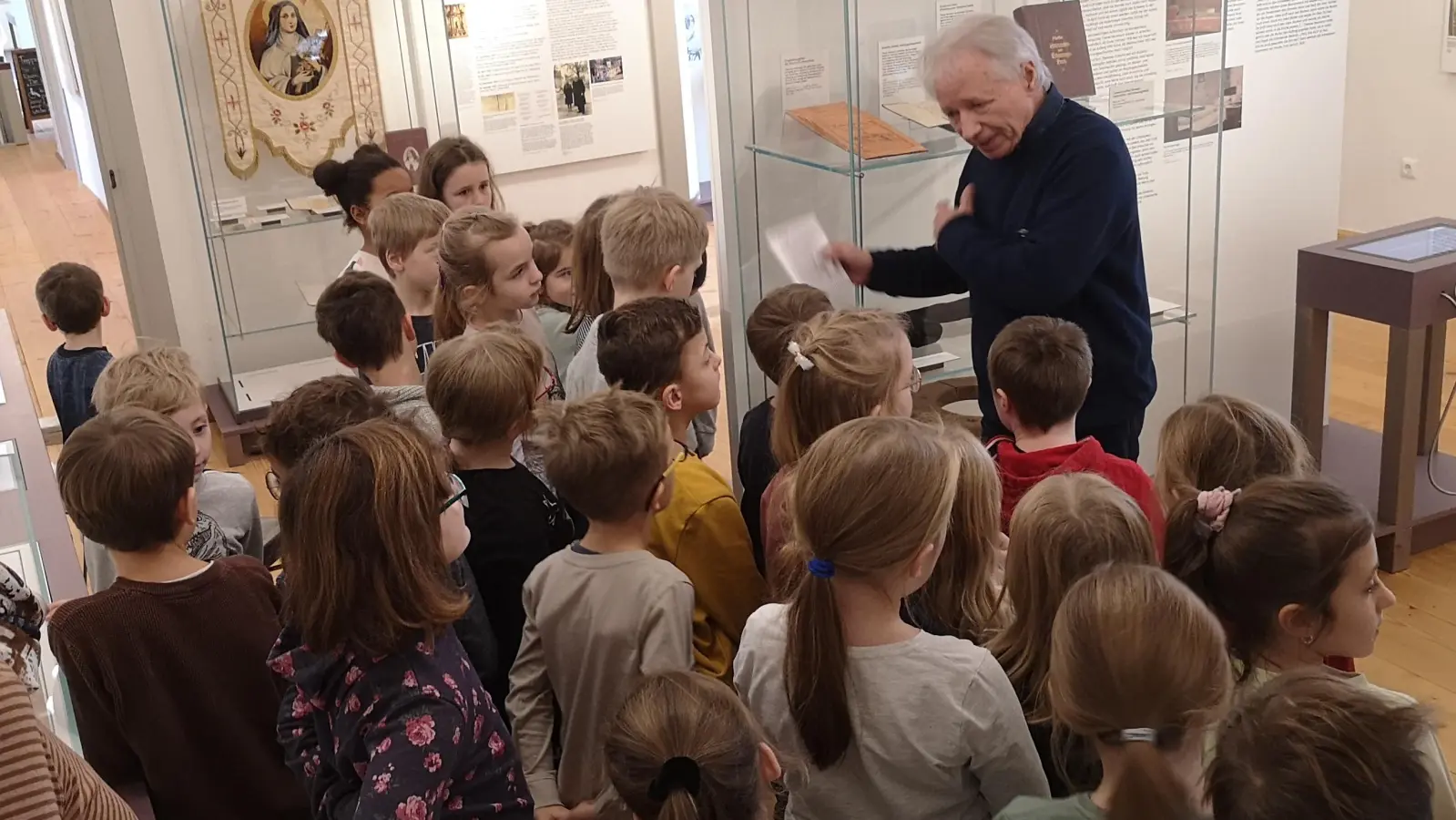 Im Zuge der Aktion zum Thema Herbergssuche besuchten Konnersreuther Kinder auch das Theres-Neumann-Museum. Dort erhielten sie eine Führung von Manfred Grüssner. (Bild: Melanie Wenisch/exb)