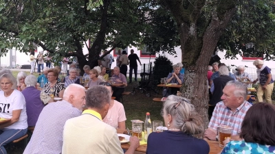 Erfolgreicher Grillabend im Pfarrgarten St. Johannes. (Bild: Dagmar Nachtigall )