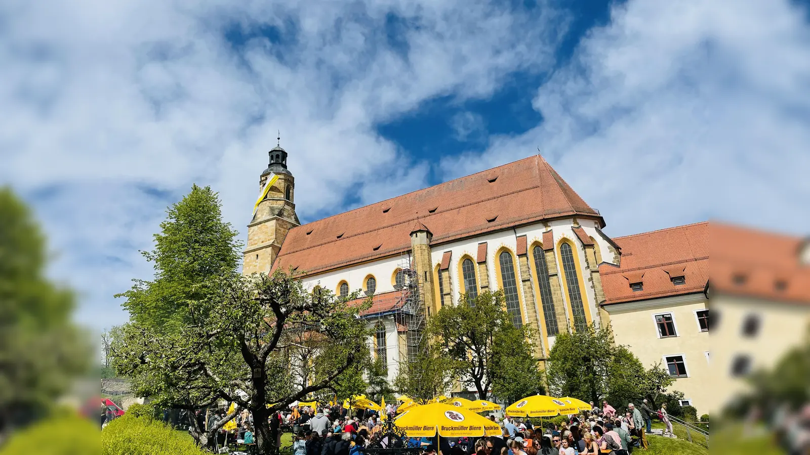 Pünktlich zum Patroziniumsfest zeigte sich der Pfarrgarten von St. Georg bei strahlendem Sonnenschein von seiner besten Seite. (Bild: Stephan Weiß/exb)