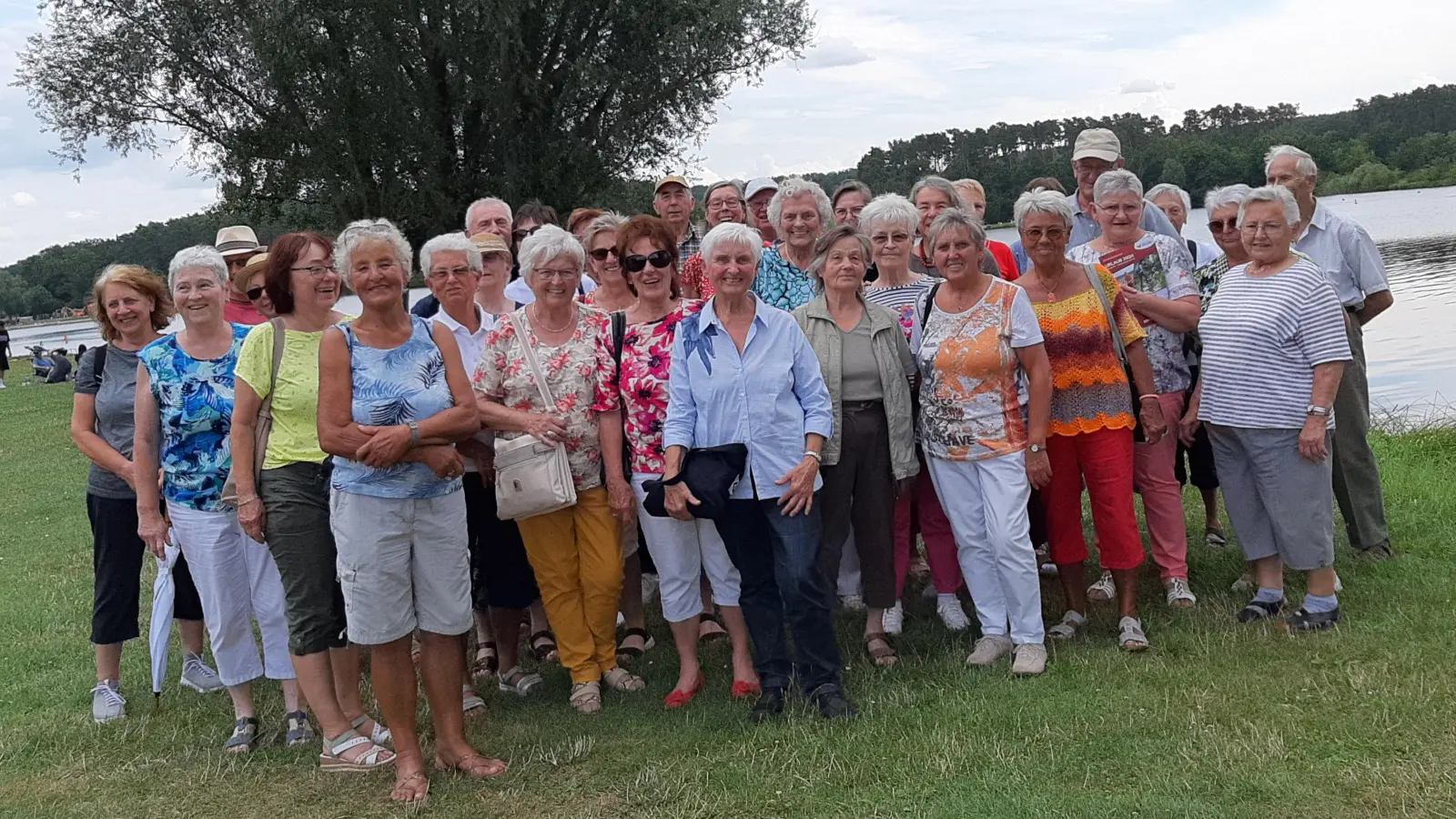 Gruppenfoto am kleinen Rothsee (Bild: Christa Suttner)