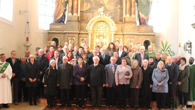 27 Jubelpaare feierten ihre vielen gemeinsamen Ehejahre bei einem Gottesdienst in Plößberg.  (Bild: flt)