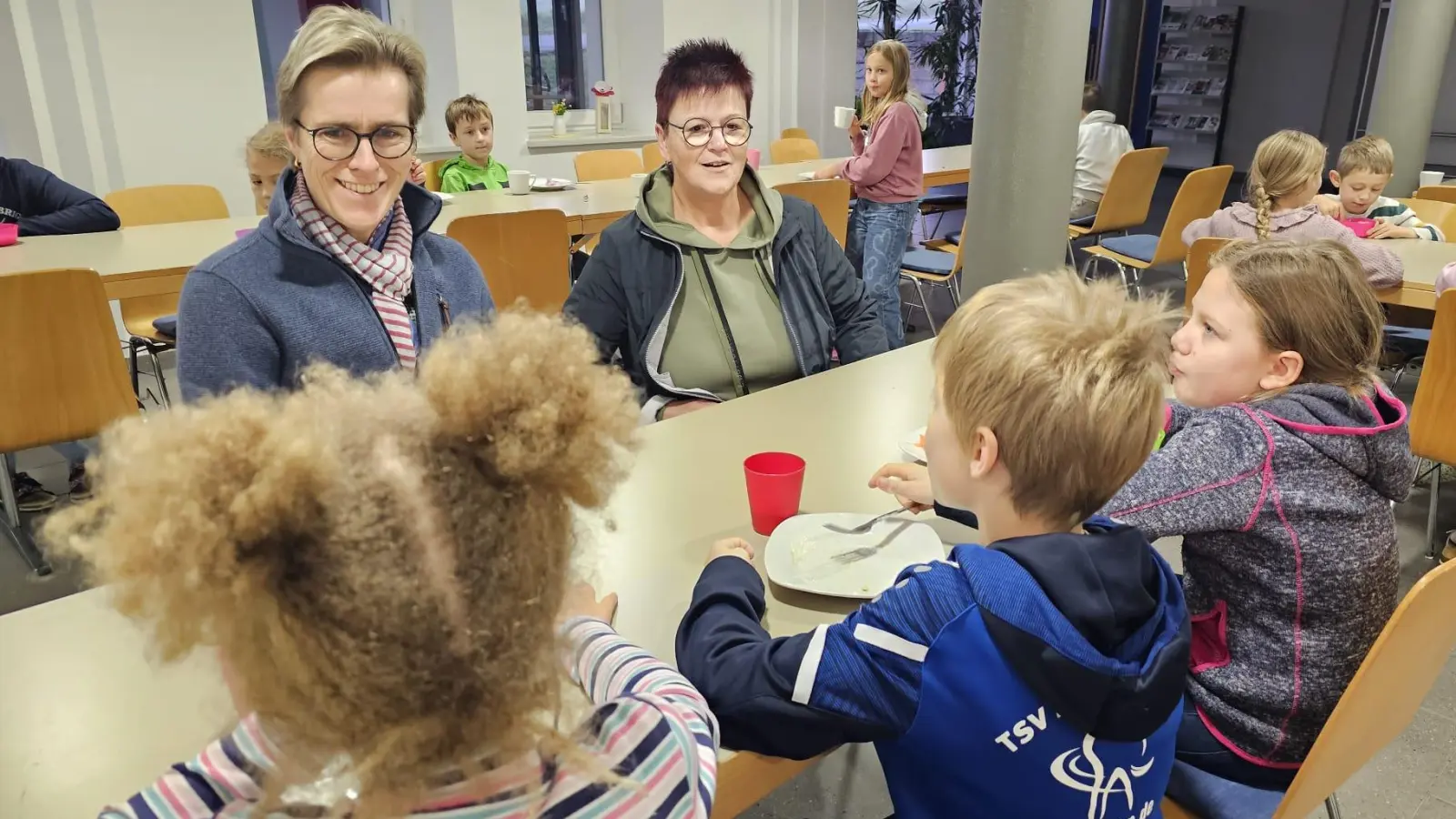 Beim gemeinsamen Frühstück erzählten die Grundschüler Bürgermeisterin Marion Höcht (links) und Rektorin Sigrid Reger-Scharf, was für sie an diesem Tag im Stundenplan steht.  (Bild: Verena Schieder)