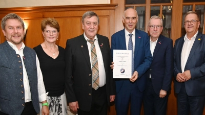 Der bisherige Kreishandwerksmeister Hans Weber (Dritter von links) wurde vom (von links) stellvertretenden Kreishandwerksmeister Markus Schmidt, Rita Weber sowie (von rechts) Bürgermeister Martin Preuß und Kreishandwerkmeister Dietmar Lenk verabschiedet. <br> (Bild: gf)