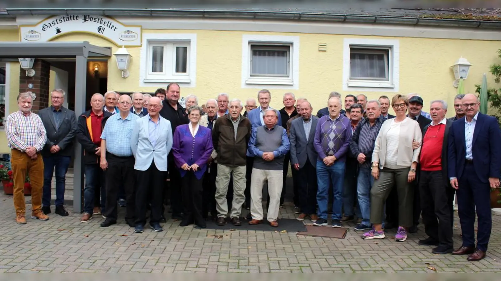 Gruppenbild aller Jubilare mit den Ehrengästen<br> (Bild: Manuela Schraml)