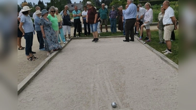 Kreisseniorenbeauftragter Peter Gold beim Erklären der Regel zum Boule-Spiel. (Bild: Anja Dubrowski/Seniorenfachstelle/exb)