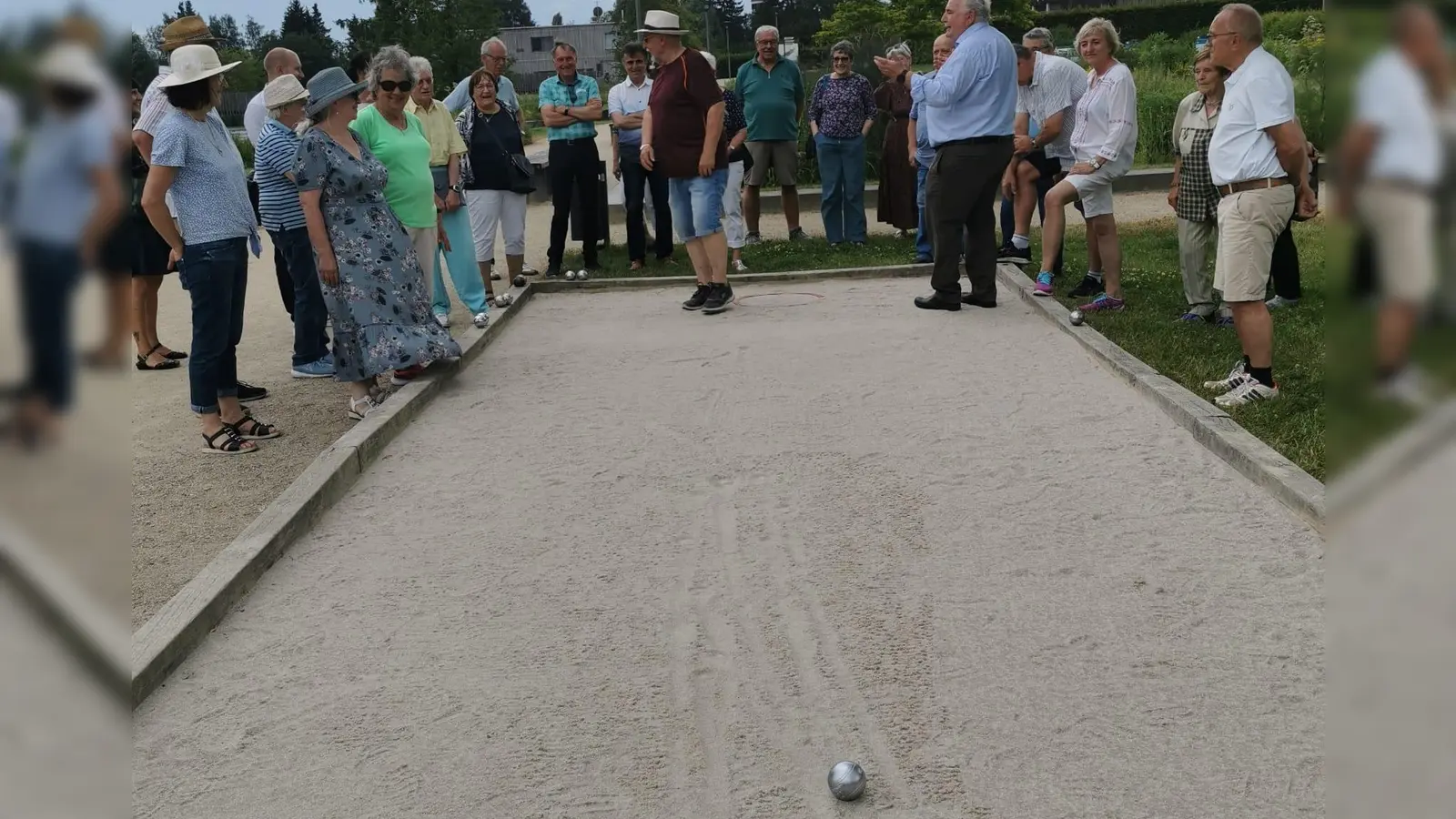 Kreisseniorenbeauftragter Peter Gold beim Erklären der Regel zum Boule-Spiel. (Bild: Anja Dubrowski/Seniorenfachstelle/exb)