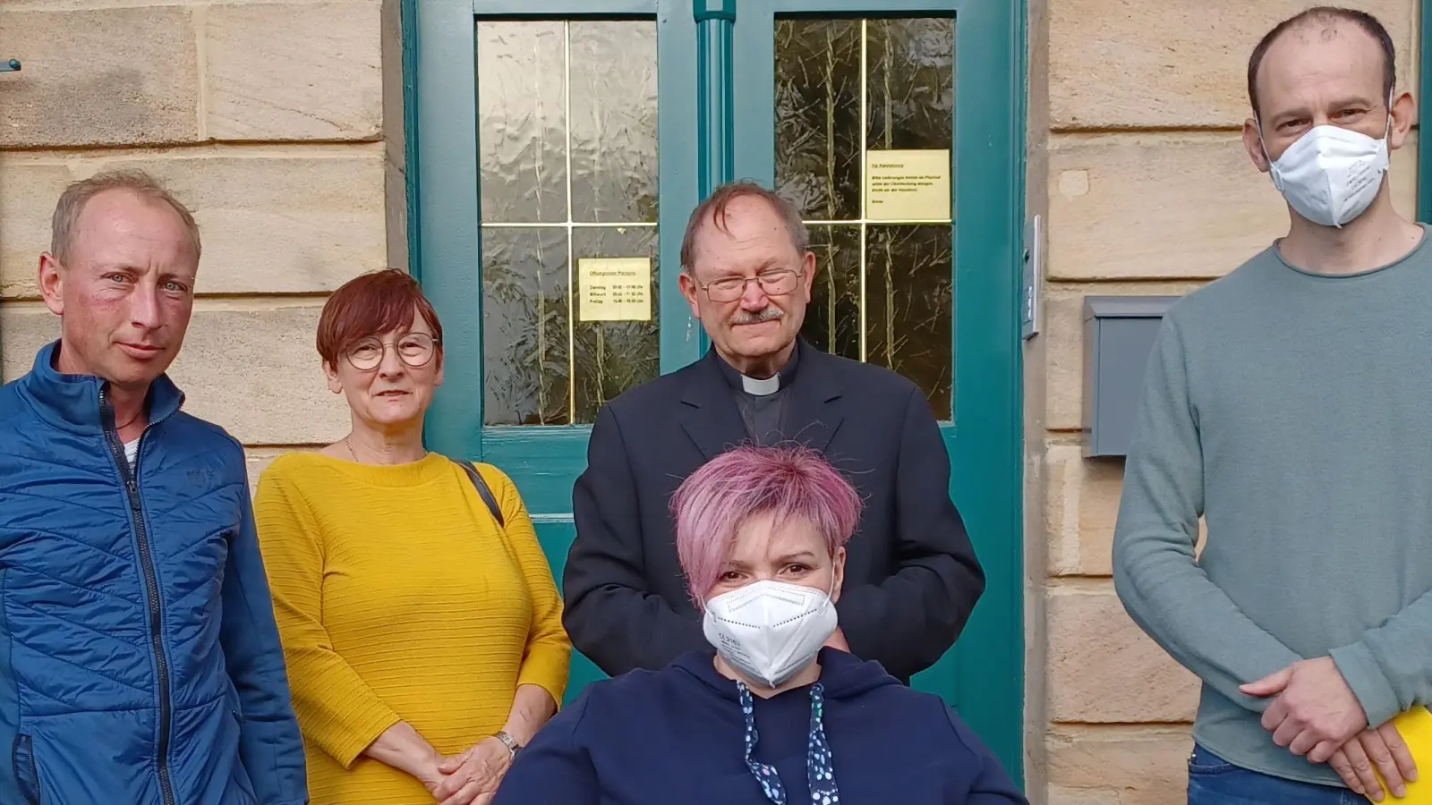 Pfarrgemeinderatssprecherin Elisabeth Merkl (Zweite von links) und Pfarrer Heribert Stretz (hinten, Mitte) überreichten an Bernhard und Steffi Dötsch sowie Ulrich Ott (von links) den Erlös des Fastenessens. (Bild: Birgit Übelmesser/exb)