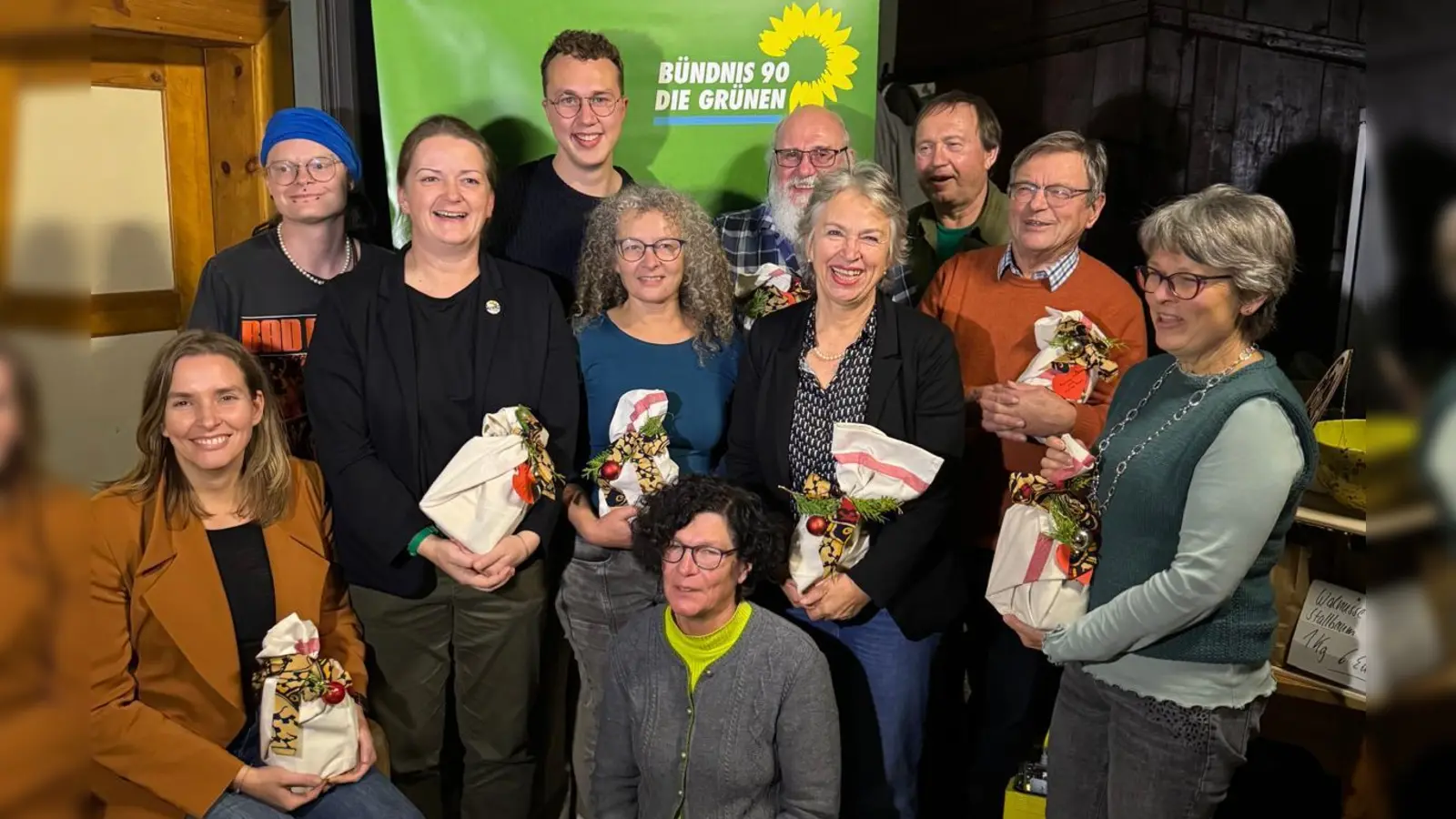 Die Landesvorsitzende der Grünen Gisela Sengl, MdB Tina Winklmann und MdB Laura Weber gratulierten den Jubilaren. v. l.: MdB Laura Weber. Elli Wolf, MdB Tina Winklmann, GJ Vorsitzender Lukas Pöllinger, Kreisvorsitzende Yvonne Rösel und Angelika Masi-Geißner, Bernhard Krieder, Landewsvorsitzende Gisela Sengl, Peter Eckert, Karl Spindler, Goretti Meyer. Nicht am Bild: Karl Herbst, Heike und Peter Geiger, Gaby Mutzbauer. (Bild: Andreas Sullner)