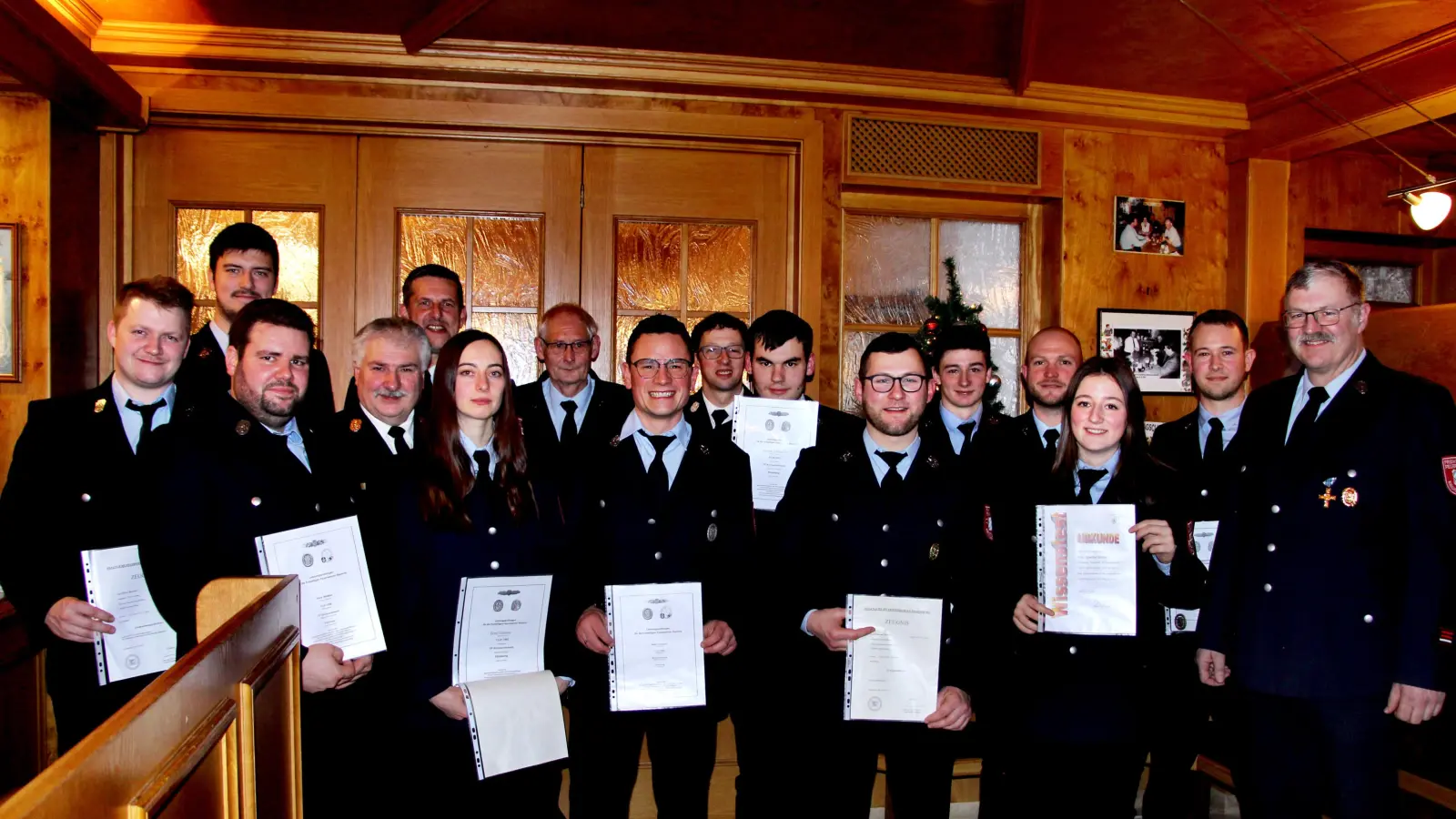 Viele Auszeichnungen warteten auf die Kirchenreinbacher Feuerwehrangehörigen. Mit auf dem Bild: Bürgermeister Roman Berr (Fünfter von links), Kreisbrandinspektor Hans Sperber (Vierter von links) und Kreisbrandmeister Norbert Sperber (Neunter von links).  (Bild: Leonhard Ehras )