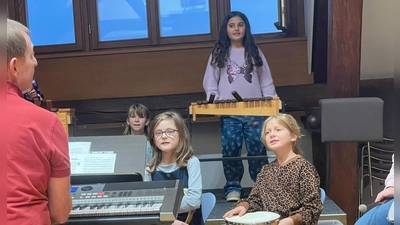 Musikschulleiter Joachim Steppert bei der Probe mit dem Kinderchor (Bild: Walter Thurn)