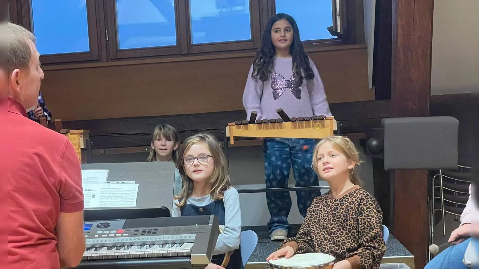 Musikschulleiter Joachim Steppert bei der Probe mit dem Kinderchor (Bild: Walter Thurn)