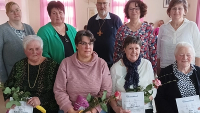 Ehrungen standen beim Frauenbund Münchenreuth an. Auf dem Bild (vorne, von links) Babette Männer, Bettina Männer, Sieglinde Betzl und Anneliese Kunz sowie (hinten, von links) Sandra Wifling, Monika Grötsch, Pfarrer Anton Witt, Bezirksvorsitzende Monika Sommer und Irene Kraus. (Bild: KDFB Münchenreuth/exb)