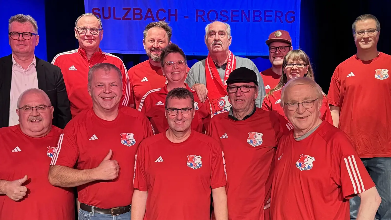 Nach den Neuwahlen beim FC-Bayern-Fanclub: (hinten, von links) Bürgermeister Michael Göth, Manfred Seitz, Oliver Schirm, Reinhard Brehm, Maximilian Schinhammer, Benjamin Schinhammer, (mittlere Reihe) Anita Windl, Andrea Luber, (vorne) Manfred Zahn, Gerd Windl, Gerhard Pickel, Hans-Jürgen Seebauer und Günther Wedel. (Bild: FC-Bayern-Fanclub Sulzbach-Rosenberg/exb)